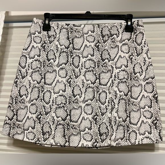 Vici Dresses & Skirts - Vici brand white, grey & black snakeskin print mini skirt with slit size Medium